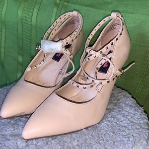 NWOT Betseyville Studded Nude Pumps Size 7 pointy toe stilettos vegan tan beige